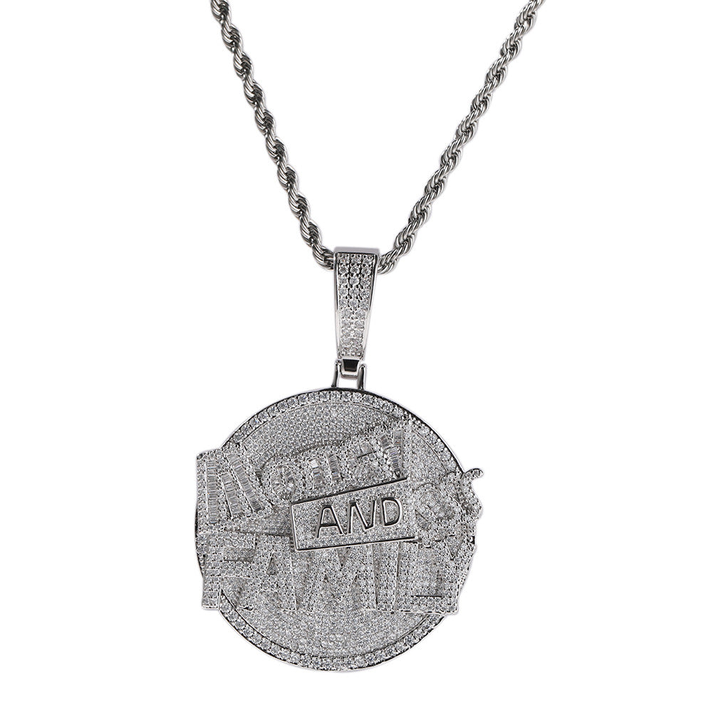 Collier avec pendentif en forme de grand disque rond, lettre, argent et famille