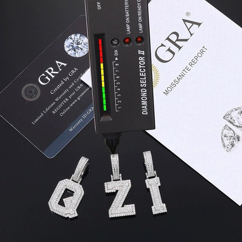 Pendentifs alphabet en argent véritable et moissanite glacée