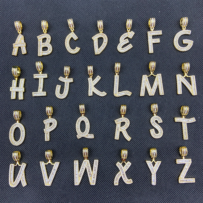 Collier avec plaque signalétique personnalisée et lettres en diamants baguettes en oxyde de zirconium glacé