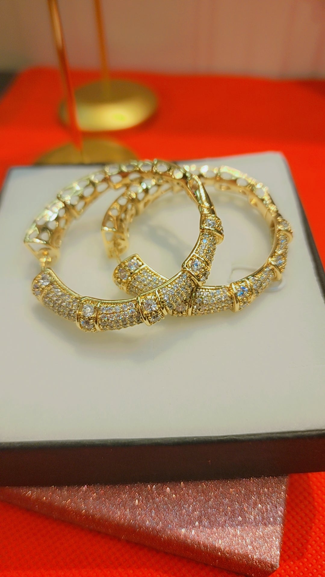 Boucle d'oreille plaquée or avec pierre en oxyde de zirconium