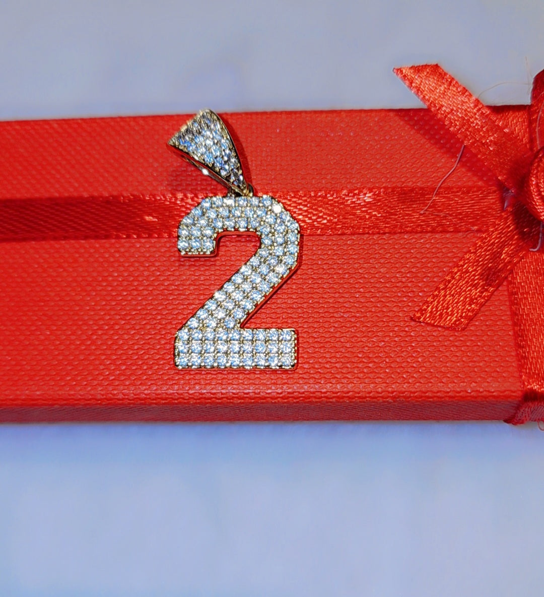 Pendentif numéro plaqué or glacé