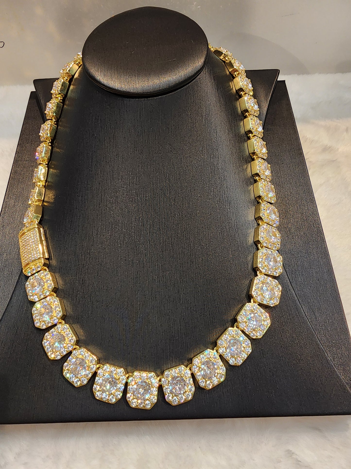 ਆਈਸਡ ਆਊਟ ਗੋਲਡ ਪਲੇਟਿਡ ਚੇਨ