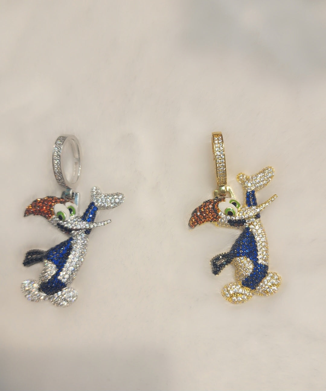 Pendentif Cartoon plaqué or blanc glacé