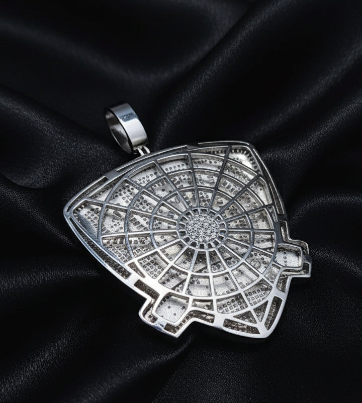 ਆਈਸਡ ਆਊਟ ਵ੍ਹਾਈਟ ਗੋਲਡ ਪਲੇਟਡ ਪੈਂਡੈਂਟ