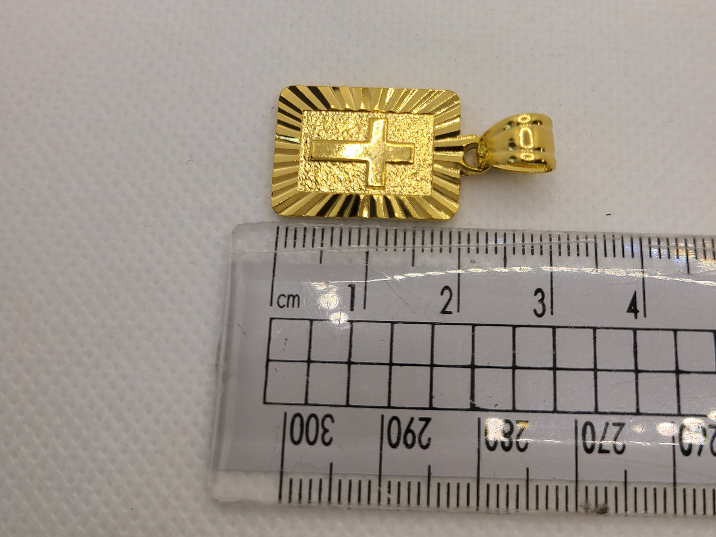 Pendentif croix plaqué or 18 carats