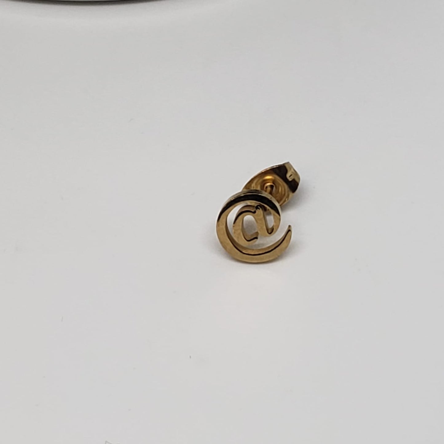 Boucles d'oreilles à tige classiques avec signe @