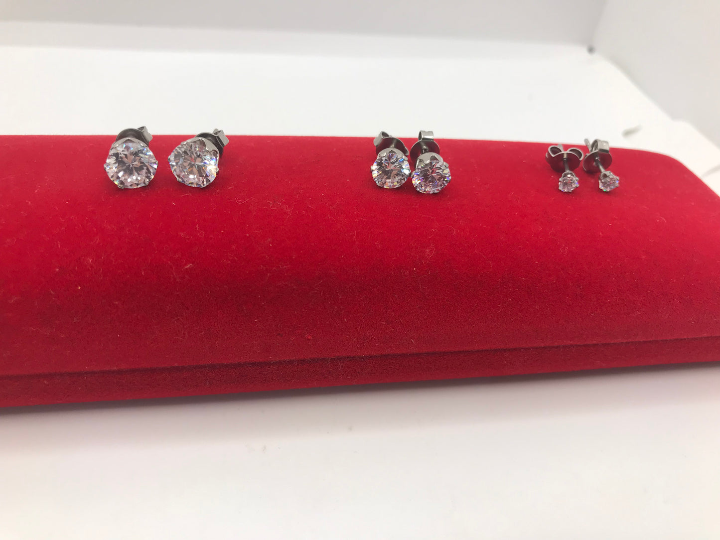 Clou d'oreille rond en acier inoxydable avec pierre CZ