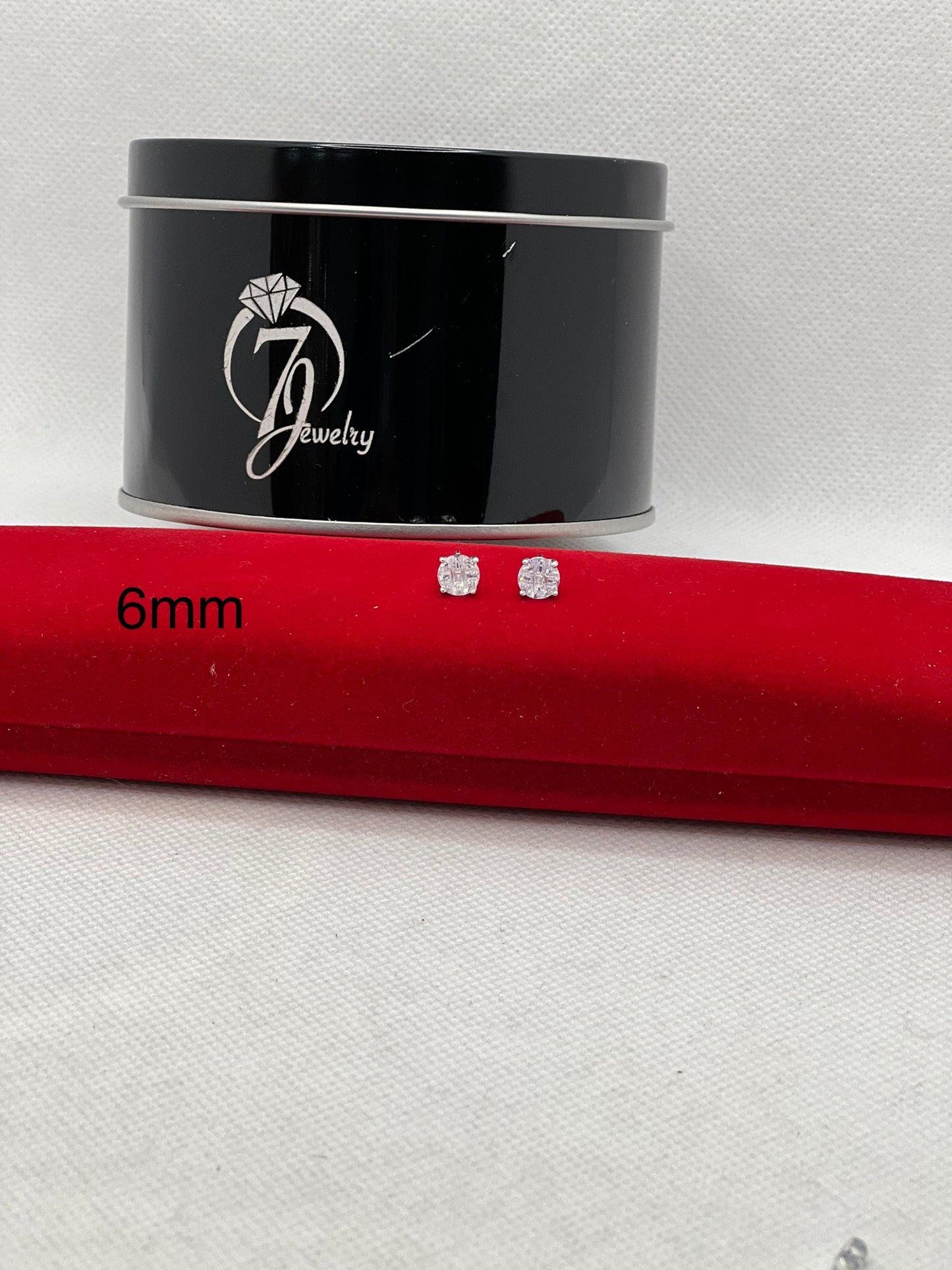 Boucles d'oreilles à tige en argent sterling avec pierre ronde taillée sur table.