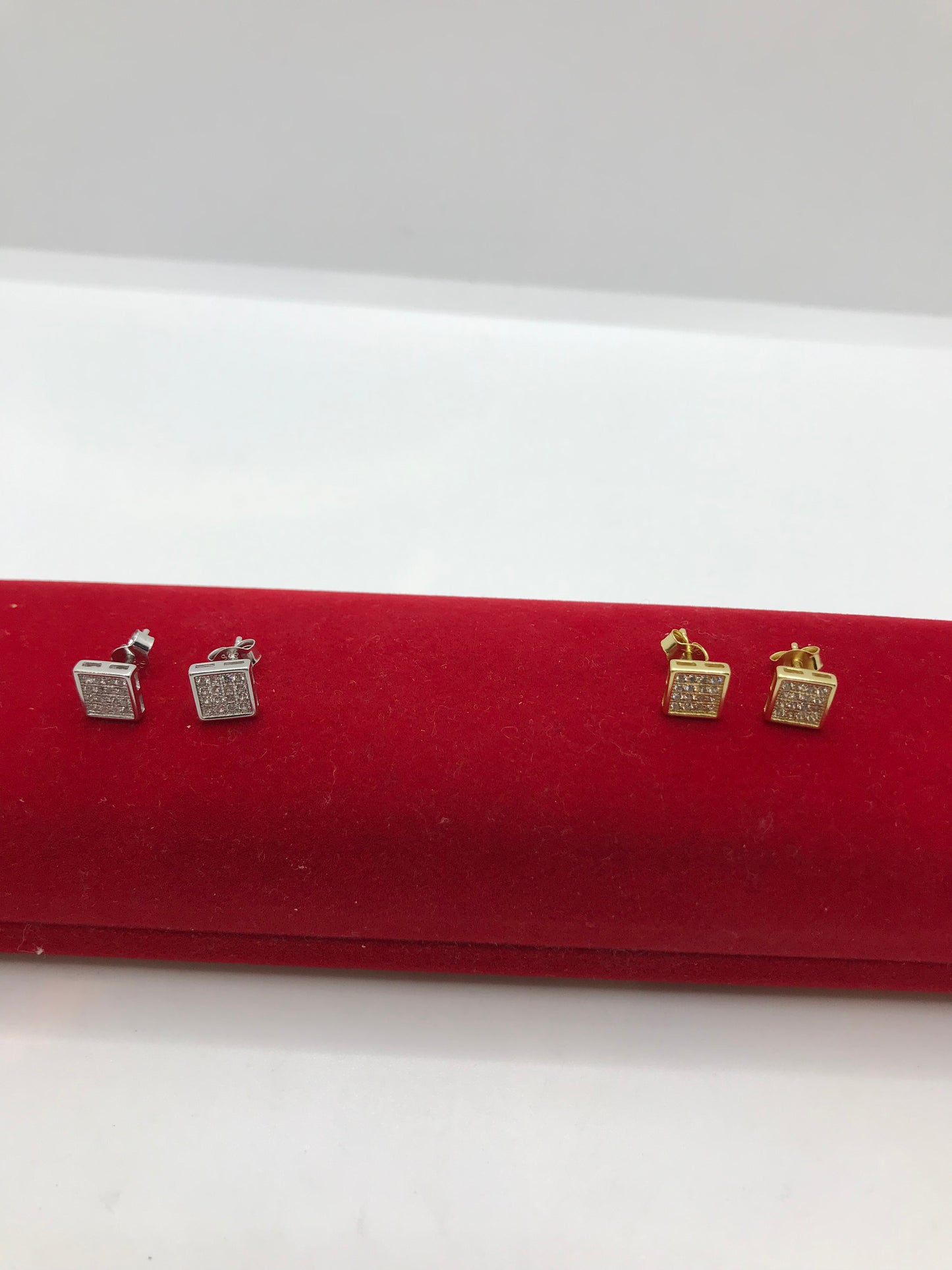 Clous d'oreilles carrés en argent sterling avec pierre cz