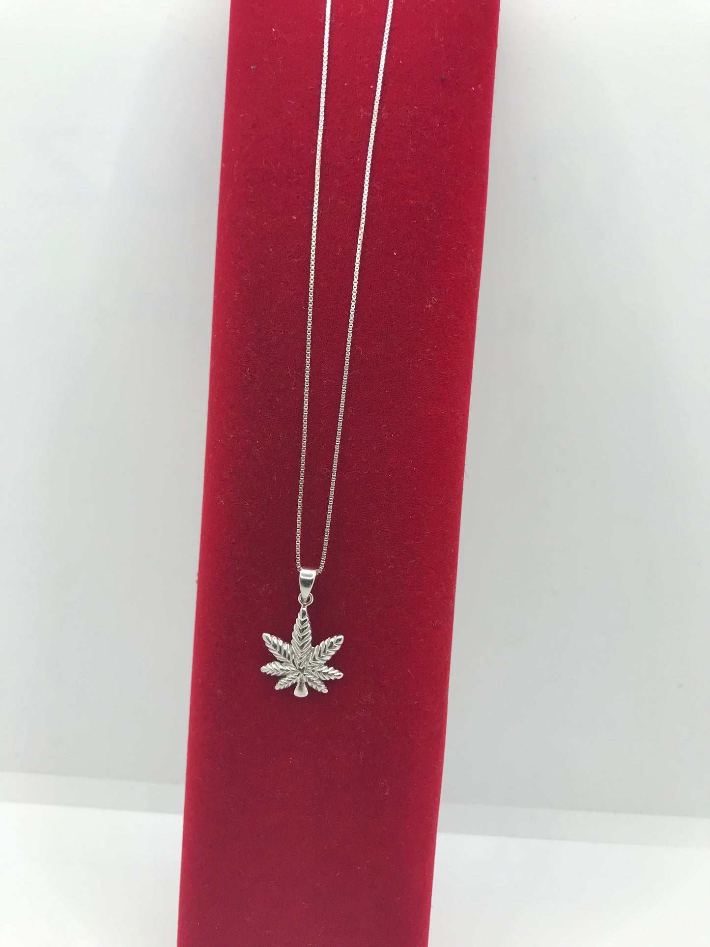 Collier en argent sterling 925 avec feuille de marijuana