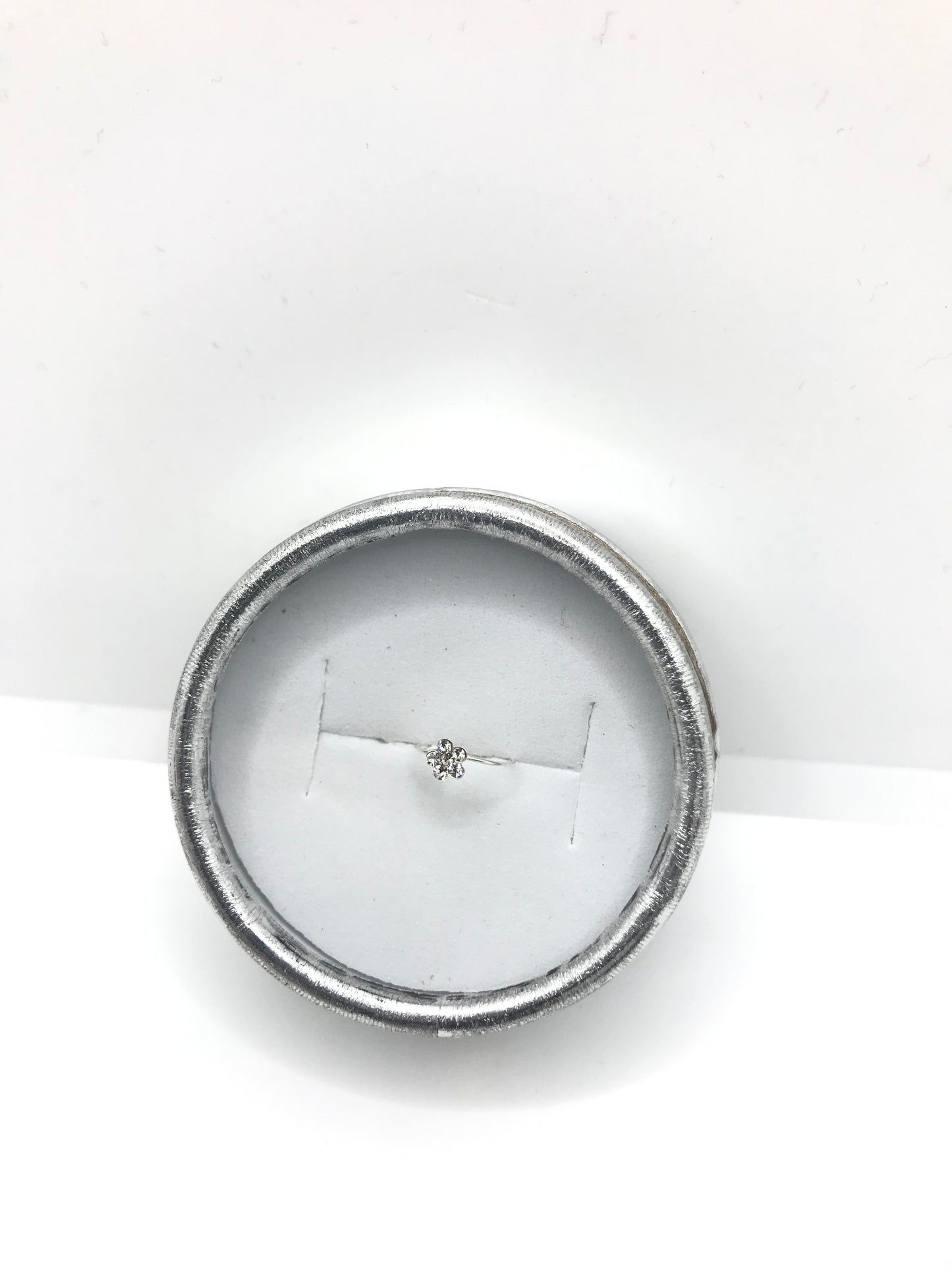 ਚਾਂਦੀ ਦੀ ਨੱਕ ਦੀ ਅੰਗੂਠੀ ਦੇ ਫੁੱਲਾਂ ਦਾ ਡਿਜ਼ਾਈਨ