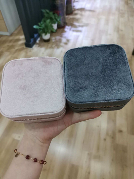 Laissez vos bijoux vous accompagner en toute sécurité avec notre boîte à bijoux en simili cuir