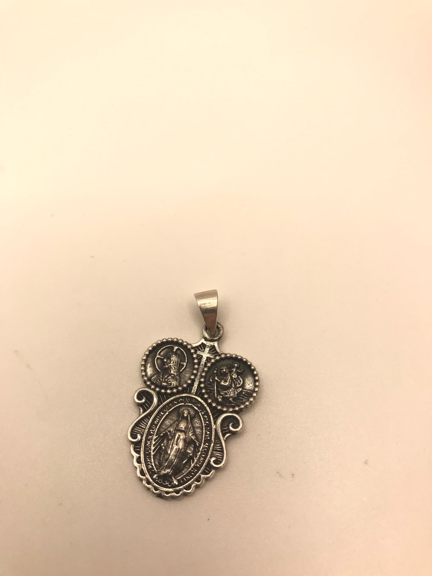 ਸਟਰਲਿੰਗ ਸਿਲਵਰ ਮੰਮੀ ਮੈਰੀ ਪੈਂਡੈਂਟ