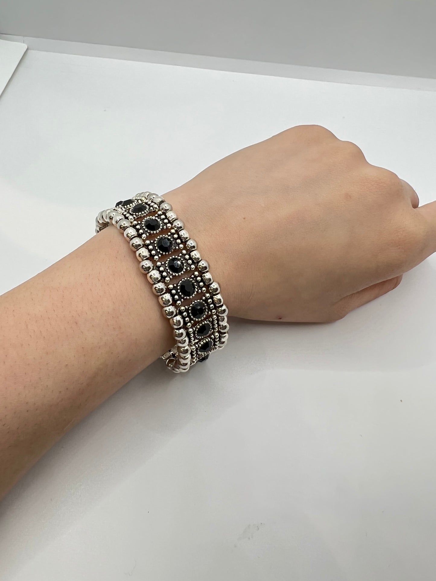 ਆਕਸੀਡਾਈਜ਼ਡ ਸਟ੍ਰੈਚੀ ਬਰੇਸਲੇਟ