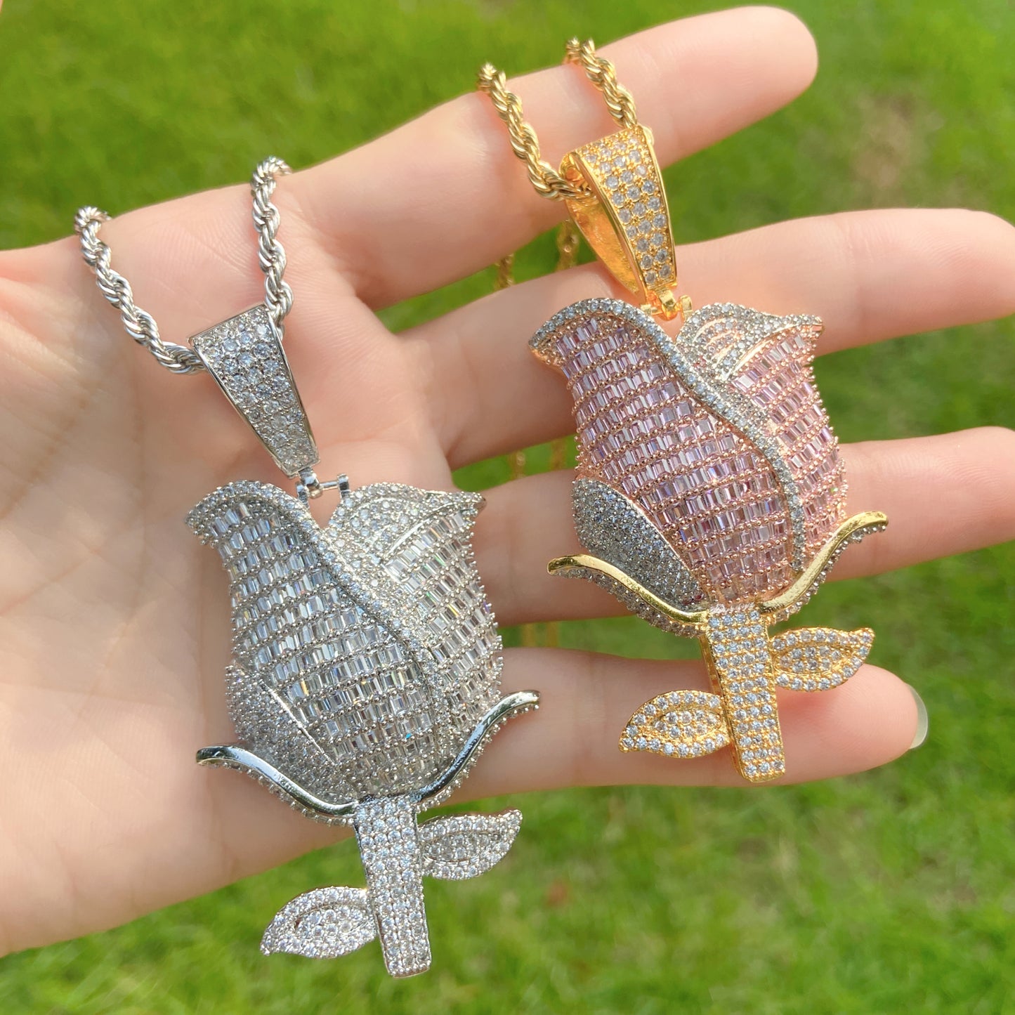 ਬੈਗੁਏਟ ਡਾਇਮੰਡ ਰੋਜ਼ ਫਲਾਵਰ ਚਾਰਮ ਪੈਂਡੈਂਟ