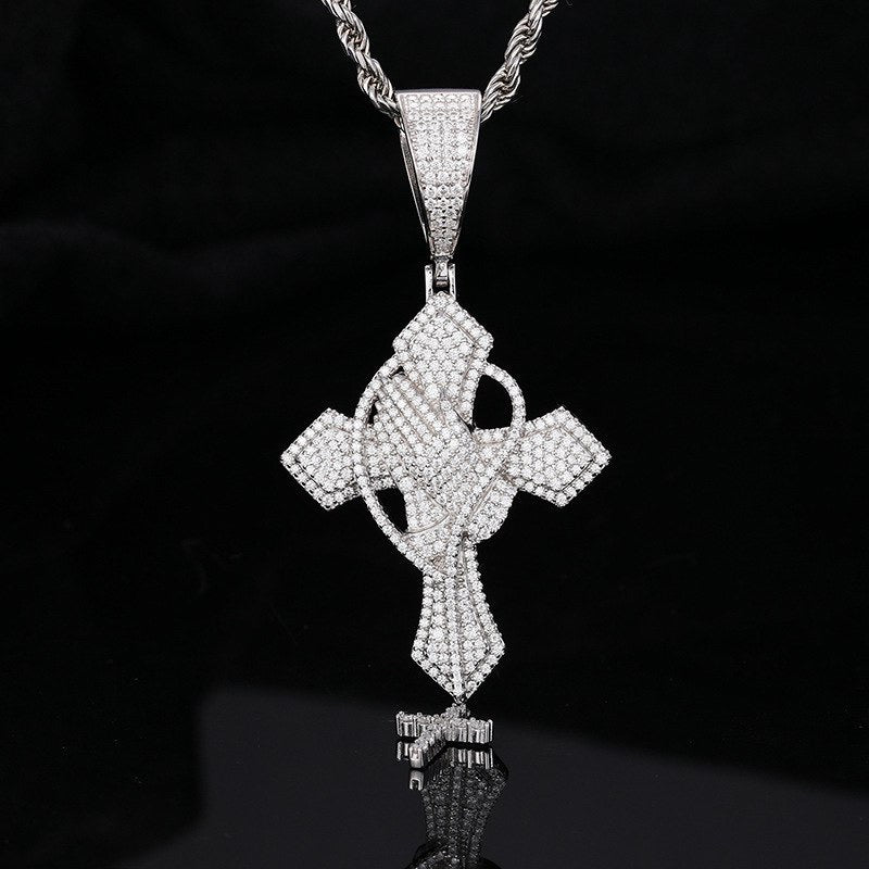 Croix en argent véritable avec moissanite et main en prière