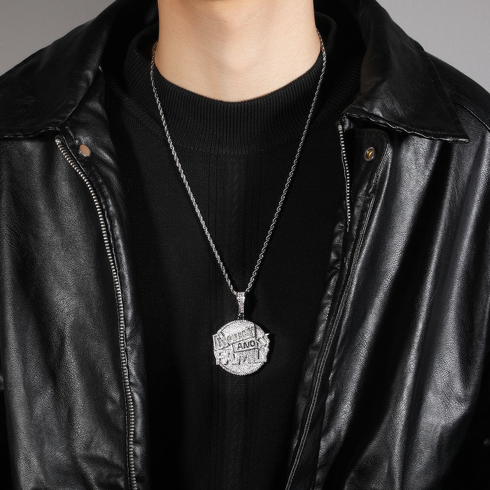 ਵੱਡਾ ਮੈਡਲੀਅਨ ਗੋਲ ਡਿਸਕ ਲੈਟਰ ਮਨੀ ਅਤੇ ਫੈਮਿਲੀ ਪੈਂਡੈਂਟ ਹਾਰ