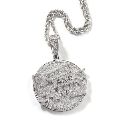 ਵੱਡਾ ਮੈਡਲੀਅਨ ਗੋਲ ਡਿਸਕ ਲੈਟਰ ਮਨੀ ਅਤੇ ਫੈਮਿਲੀ ਪੈਂਡੈਂਟ ਹਾਰ