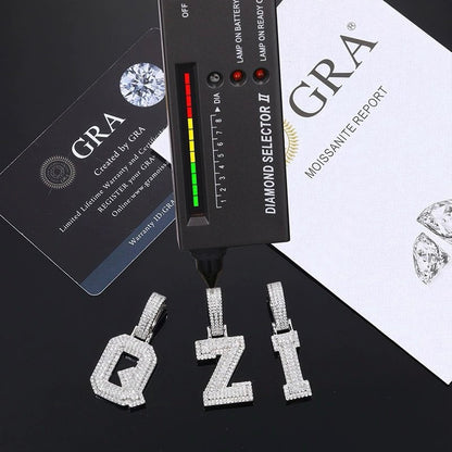 ਅਸਲੀ ਚਾਂਦੀ ਦੇ ਆਈਸਡ ਆਊਟ ਮੋਇਸਾਨਾਈਟ ਵਰਣਮਾਲਾ ਪੈਂਡੈਂਟ