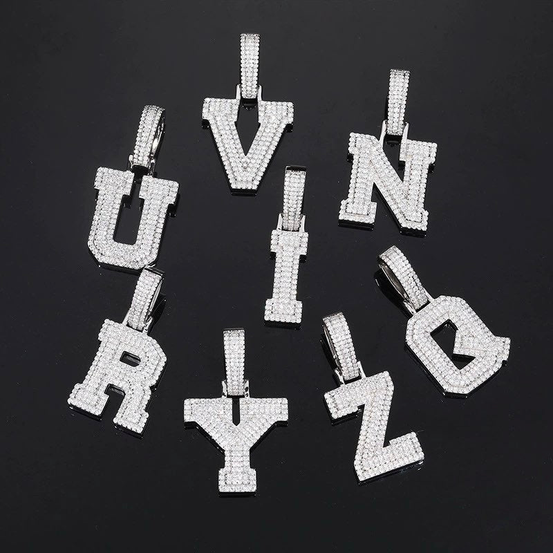 ਅਸਲੀ ਚਾਂਦੀ ਦੇ ਆਈਸਡ ਆਊਟ ਮੋਇਸਾਨਾਈਟ ਵਰਣਮਾਲਾ ਪੈਂਡੈਂਟ