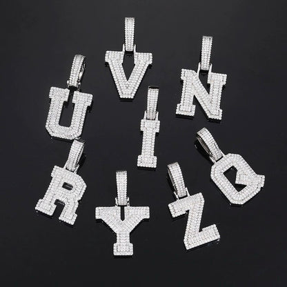 ਅਸਲੀ ਚਾਂਦੀ ਦੇ ਆਈਸਡ ਆਊਟ ਮੋਇਸਾਨਾਈਟ ਵਰਣਮਾਲਾ ਪੈਂਡੈਂਟ