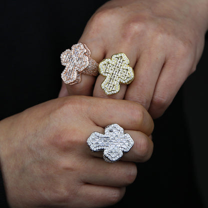 ਆਈਸਡ ਆਊਟ 5A ਜ਼ੀਰਕੋਨ 18K ਗੋਲਡ ਪਲੇਟਿਡ ਵੱਡੀ ਚੰਕੀ ਬੈਗੁਏਟ ਕਰਾਸ ਫਿੰਗਰ ਰਿੰਗ