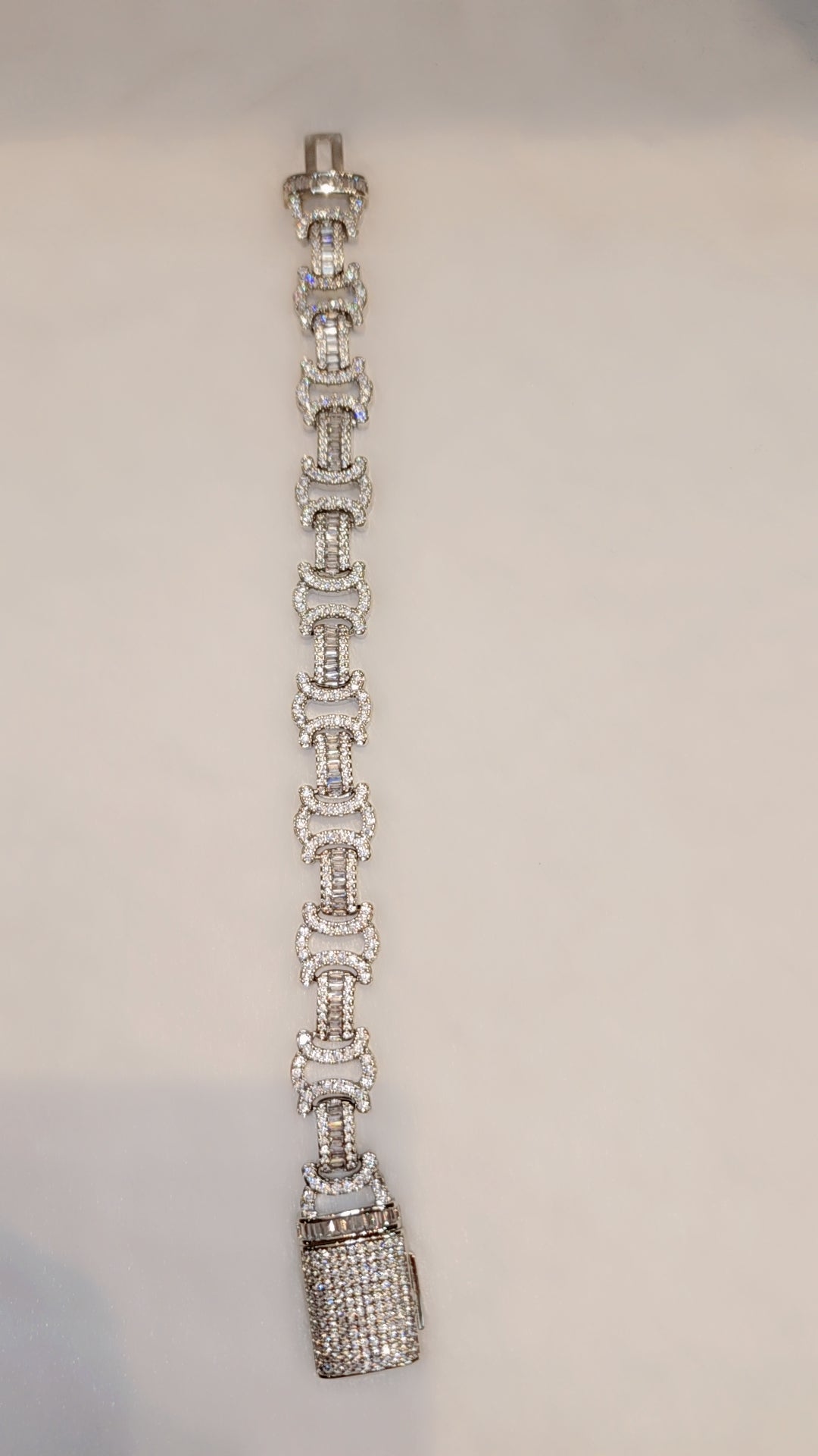 ਆਈਸਡ ਆਊਟ ਗੋਲਡ ਪਲੇਟਿਡ ਬਰੇਸਲੇਟ