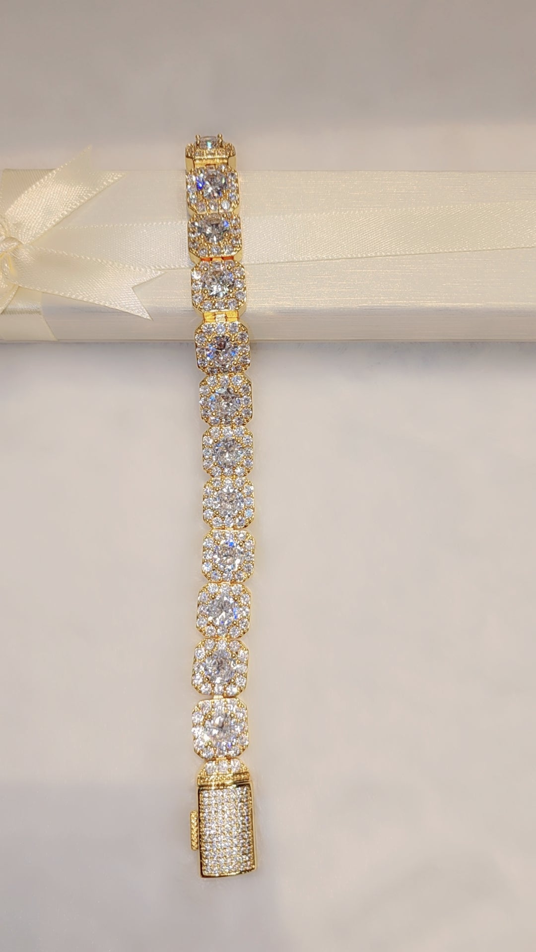 ਆਈਸਡ ਆਊਟ ਗੋਲਡ ਪਲੇਟਿਡ ਟੈਨਿਸ ਬਰੇਸਲੇਟ