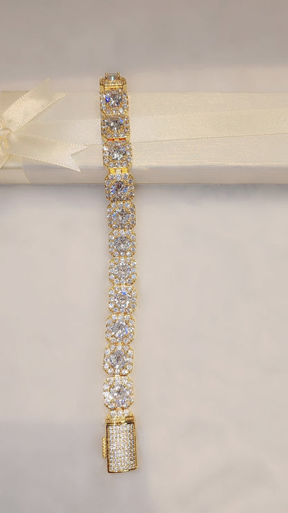 ਆਈਸਡ ਆਊਟ ਗੋਲਡ ਪਲੇਟਿਡ ਟੈਨਿਸ ਬਰੇਸਲੇਟ