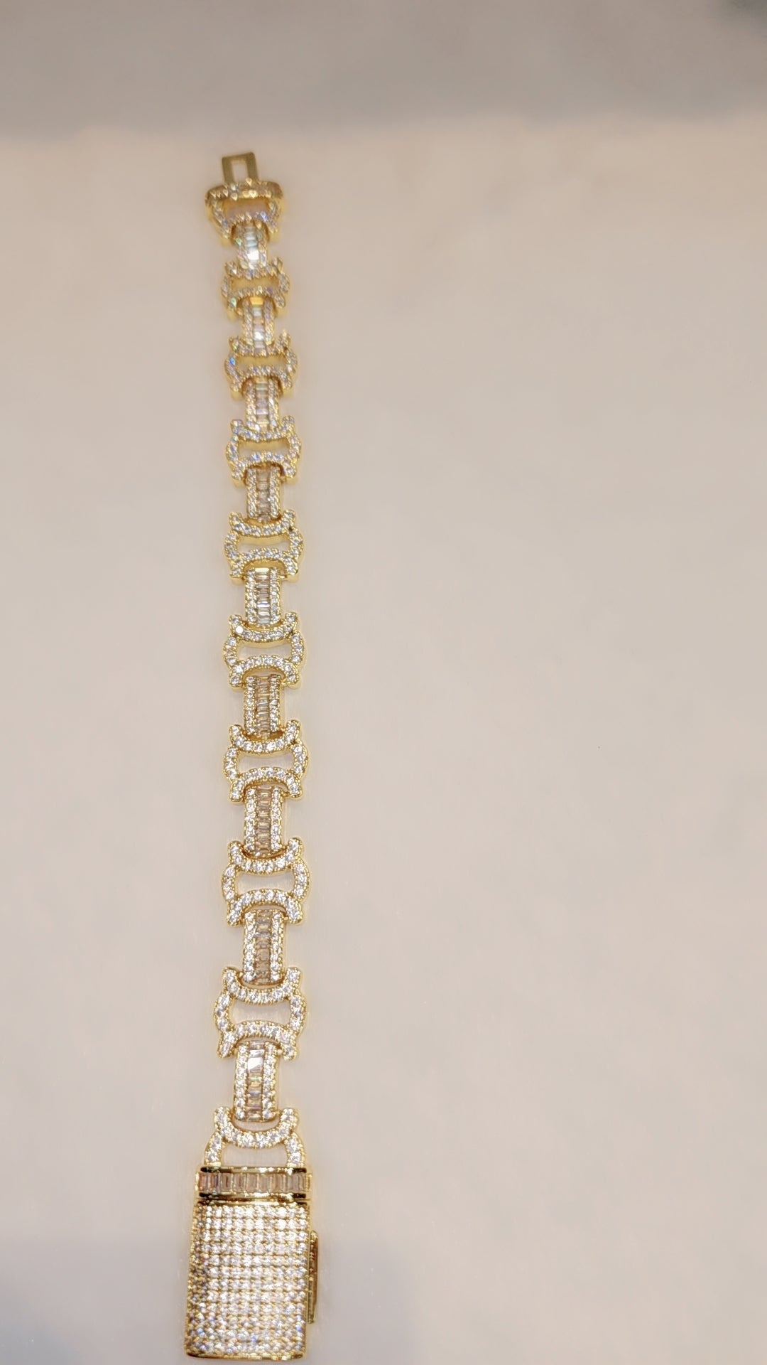 ਆਈਸਡ ਆਊਟ ਗੋਲਡ ਪਲੇਟਿਡ ਬਰੇਸਲੇਟ