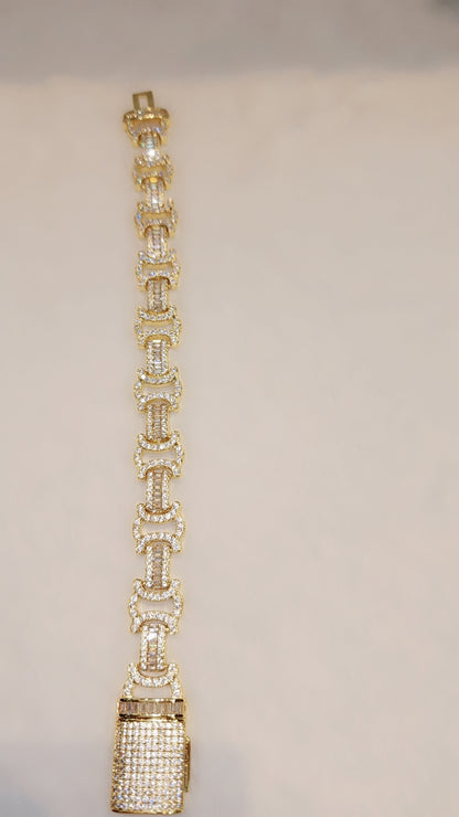 ਆਈਸਡ ਆਊਟ ਗੋਲਡ ਪਲੇਟਿਡ ਬਰੇਸਲੇਟ