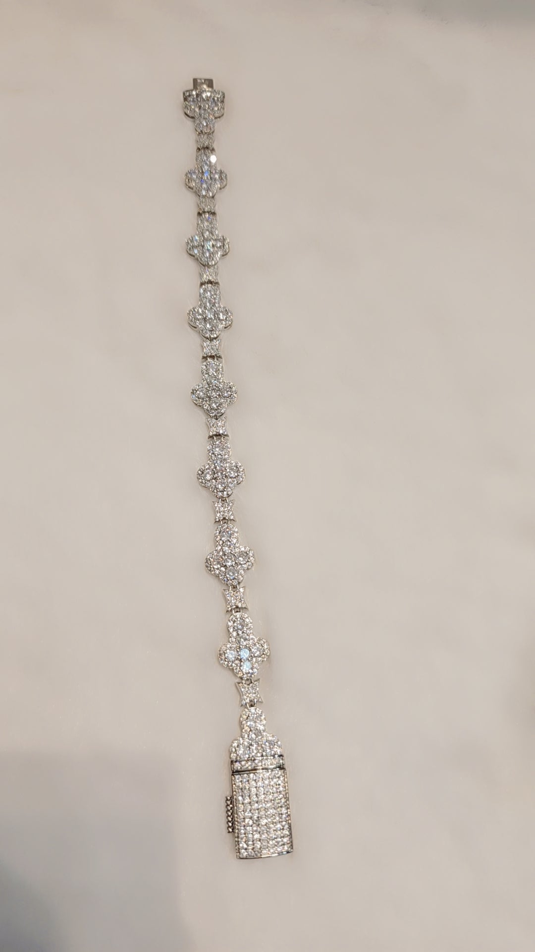 ਆਈਸਡ ਆਊਟ ਗੋਲਡ ਪਲੇਟਿਡ ਬਰੇਸਲੇਟ