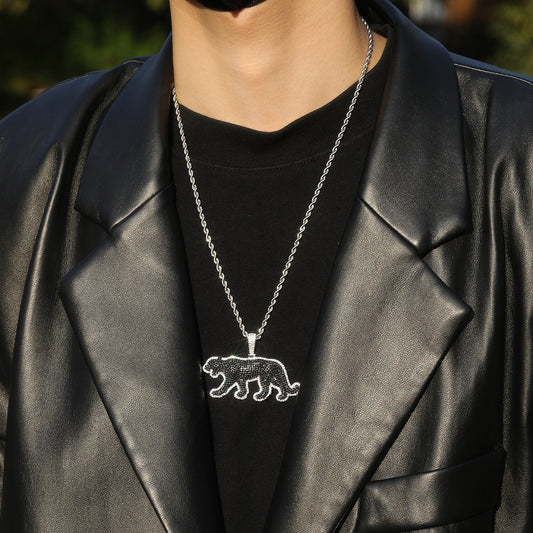 Collier avec pendentif léopard en diamants et zircones cubiques noirs glacés