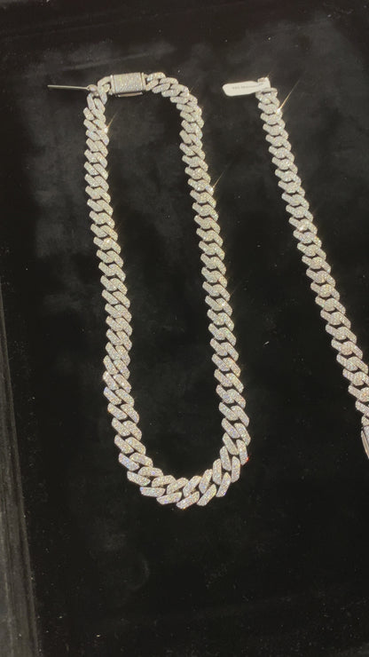 Real Silver Moissanite Cuban Link🔥
Diamond certificate provided✔️
Life time warranty🥶❄️