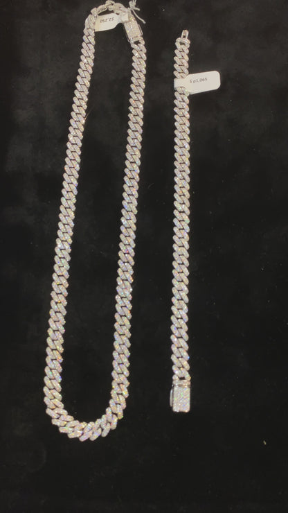 Real Silver Moissanite Cuban Link🔥
Diamond certificate provided✔️
Life time warranty🥶❄️
