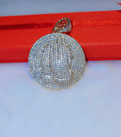 Pendentif main de prière plaqué or glacé