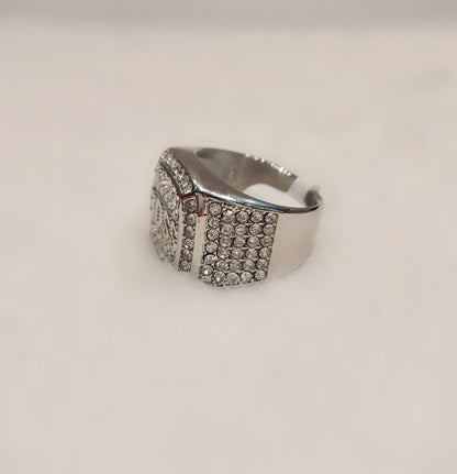 ਆਈਸਡ ਆਊਟ ਵ੍ਹਾਈਟ ਗੋਲਡ ਪਲੇਟਿਡ ਬੌਸ ਰਿੰਗ