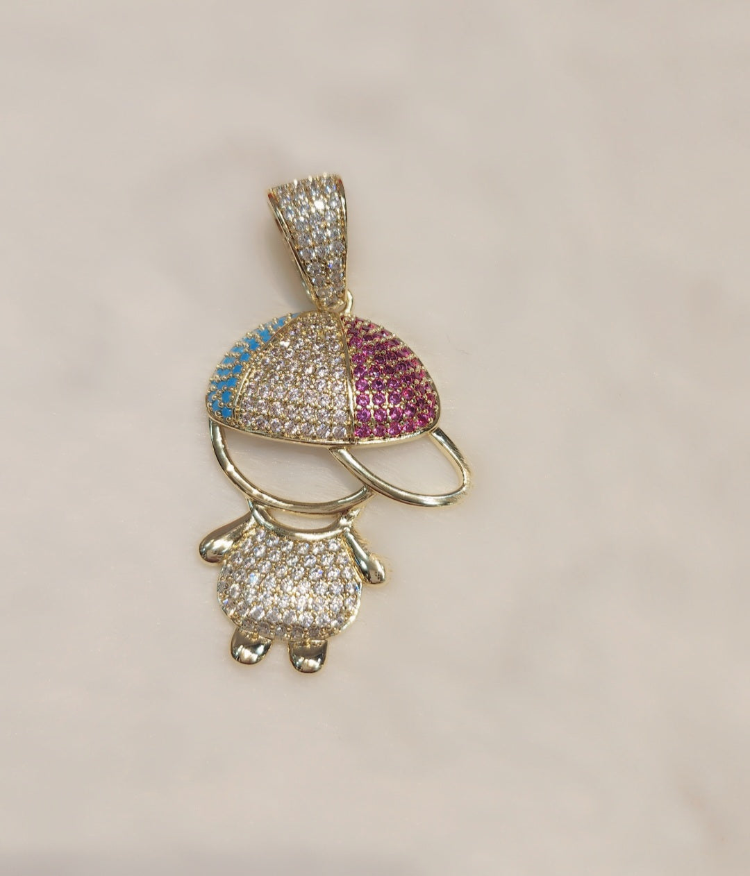 ਆਈਸਡ ਆਊਟ ਗੋਲਡ ਪਲੇਟਡ ਪੈਂਡੈਂਟ