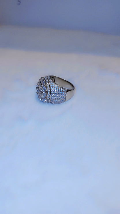 ਆਈਸਡ ਆਊਟ ਵ੍ਹਾਈਟ ਗੋਲਡ ਪਲੇਟਿਡ ਰਿੰਗ