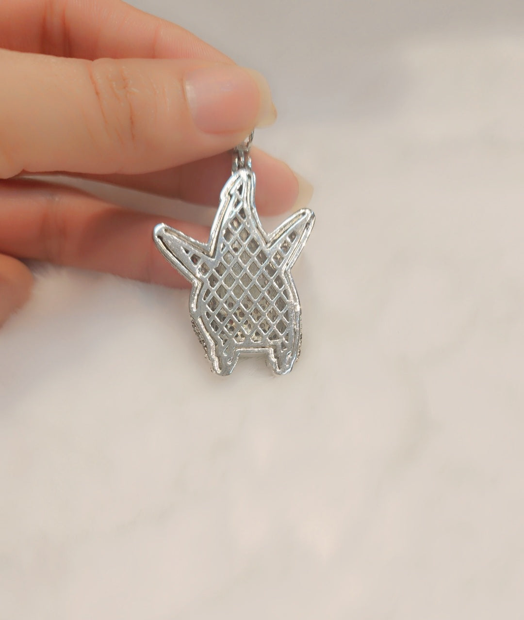 ਆਈਸਡ ਆਊਟ ਵ੍ਹਾਈਟ ਗੋਲਡ ਪਲੇਟਡ ਪੈਟਰਿਕ ਪੈਂਡੈਂਟ