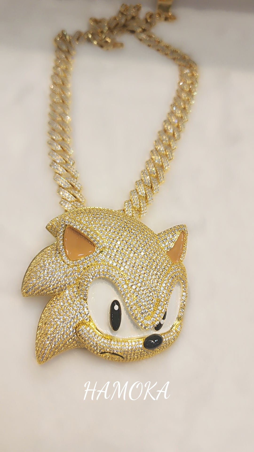 ਆਈਸਡ ਆਊਟ ਗੋਲਡ ਪਲੇਟਿਡ ਸੋਨਿਕ ਪੈਂਡੈਂਟ