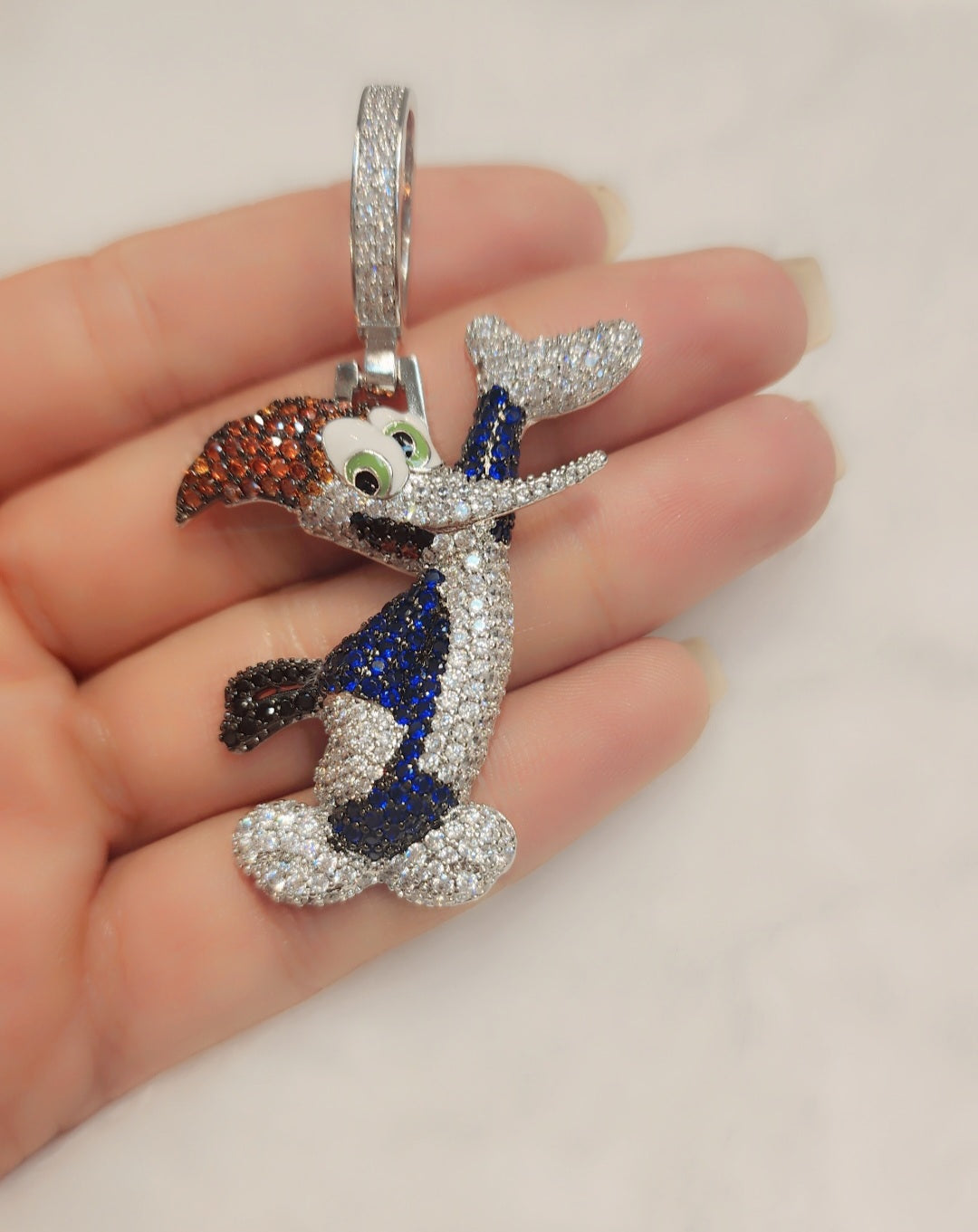 ਆਈਸਡ ਆਊਟ ਵ੍ਹਾਈਟ ਗੋਲਡ ਪਲੇਟਿਡ ਕਾਰਟੂਨ ਪੈਂਡੈਂਟ