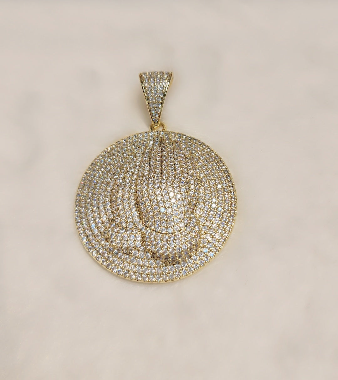 Pendentif main de prière plaqué or glacé