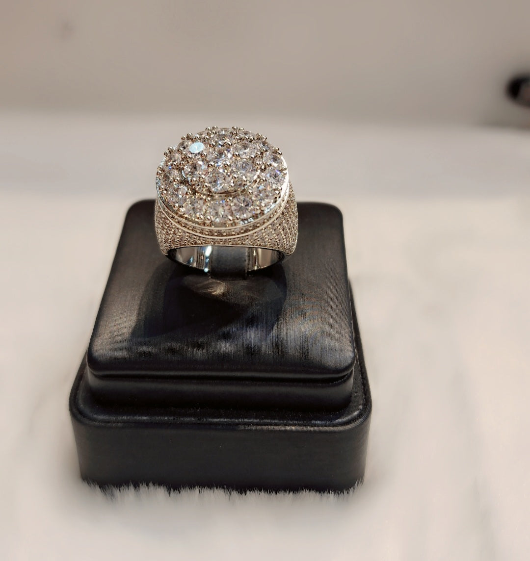 ਆਈਸਡ ਆਊਟ ਵ੍ਹਾਈਟ ਗੋਲਡ ਪਲੇਟਿਡ ਰਿੰਗ