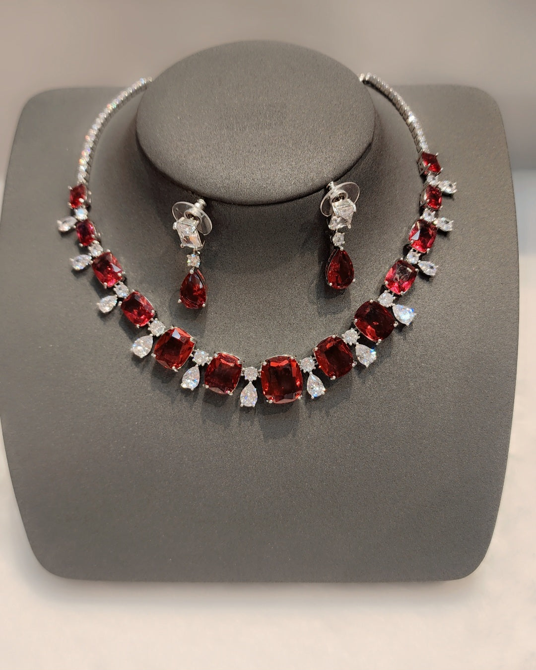 ਚਿੱਟੇ ਸੋਨੇ ਦੀ ਪਲੇਟ ਵਾਲਾ ਸੈੱਟ