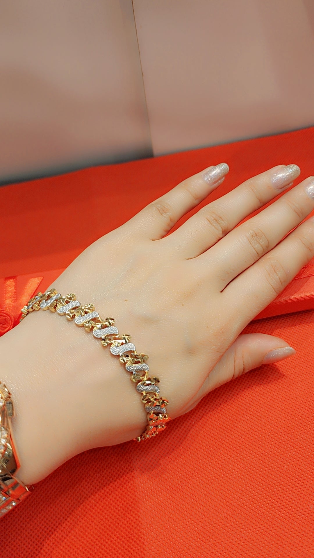 ਸੋਨੇ ਦੀ ਪਲੇਟ ਵਾਲਾ ਬਰੇਸਲੇਟ