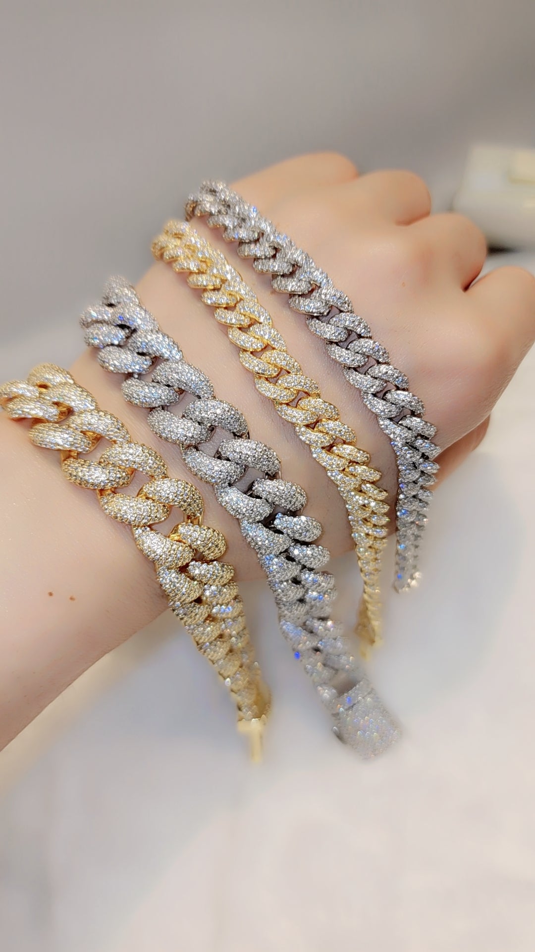 ਆਈਸਡ ਆਊਟ ਗੋਲਡ ਪਲੇਟਿਡ ਕਿਊਬਨ ਲਿੰਕ ਬਰੇਸਲੇਟ