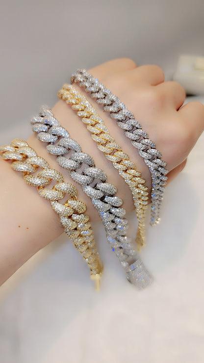 ਆਈਸਡ ਆਊਟ ਗੋਲਡ ਪਲੇਟਿਡ ਕਿਊਬਨ ਲਿੰਕ ਬਰੇਸਲੇਟ