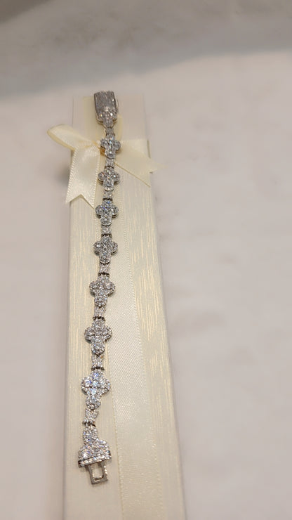 ਆਈਸਡ ਆਊਟ ਗੋਲਡ ਪਲੇਟਿਡ ਬਰੇਸਲੇਟ