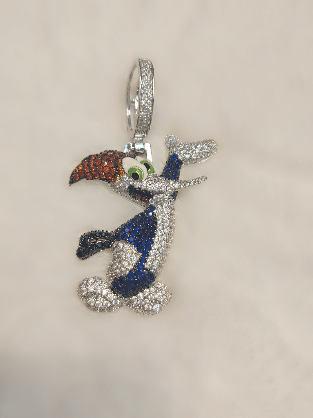 ਆਈਸਡ ਆਊਟ ਵ੍ਹਾਈਟ ਗੋਲਡ ਪਲੇਟਿਡ ਕਾਰਟੂਨ ਪੈਂਡੈਂਟ